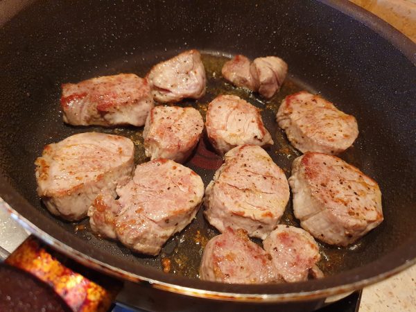 Prăjim medalioanele din mușchiuleț de porc