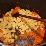 Dinstuim morcovii și cartofii împreună cu ceapa