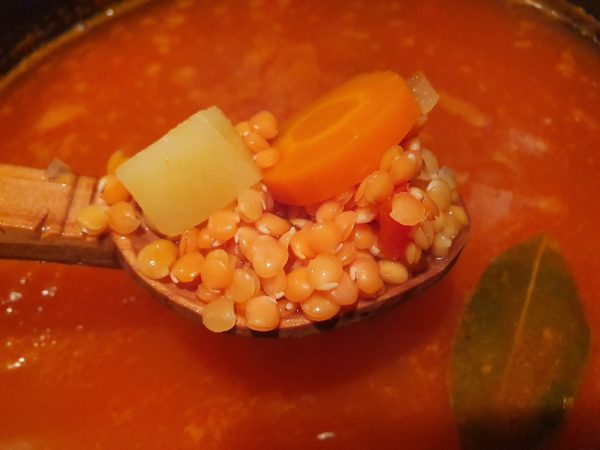Supă de linte roșie în lingură de lemn