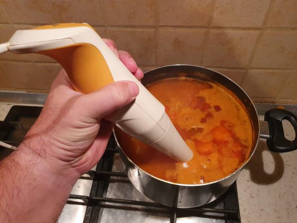 Supă cremă făcută cu mixerul de mână