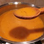 Supă turcească de linte roșie în lingură de lemn