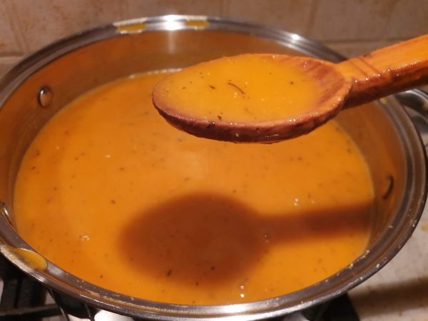 Supă turcească de linte roșie în lingură de lemn