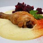 Copane de pui rumenite la cuptor cu puree Robuchon și salată din sfeclă roșie