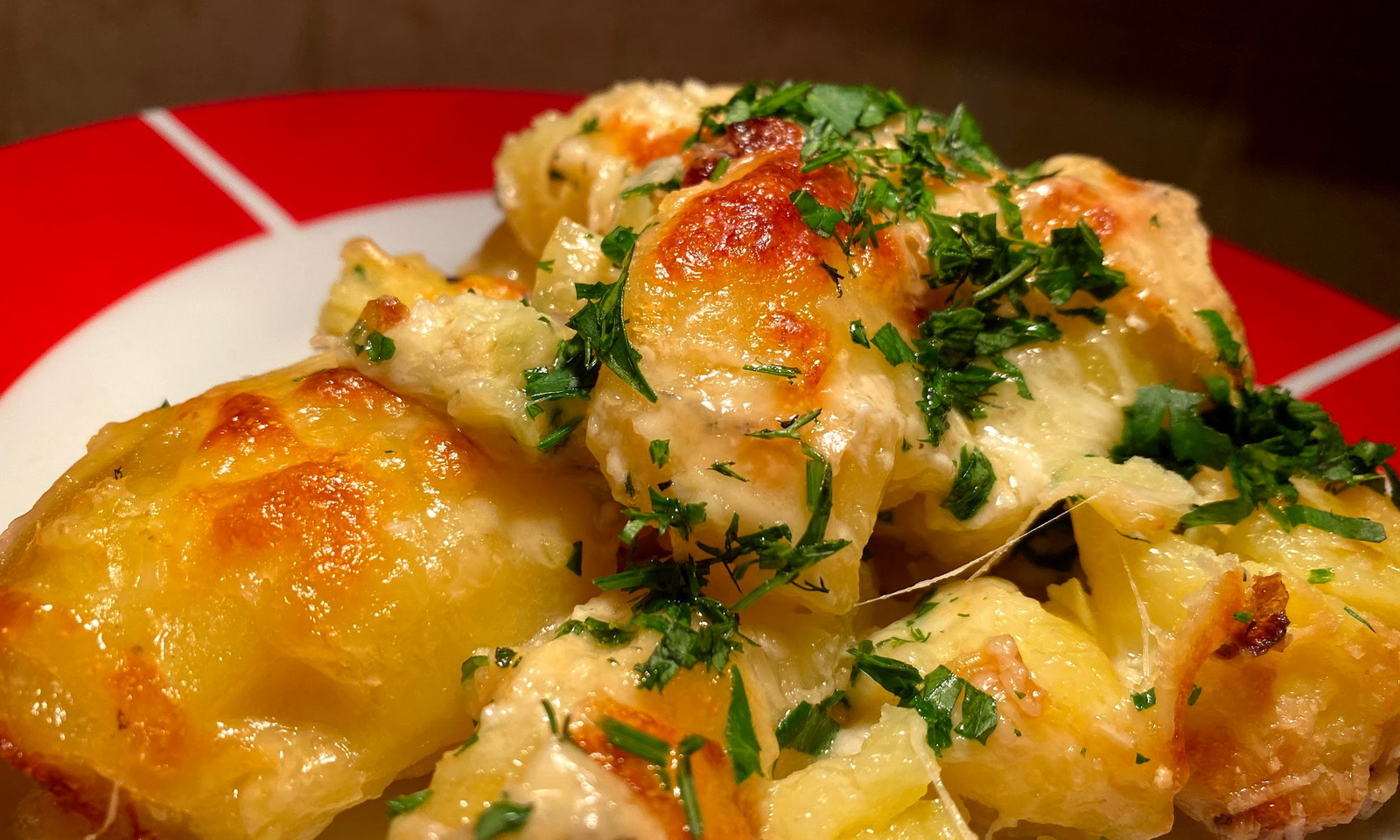 Kartoffel – Mâncare simplă de cartofi copți în cuptor cu 4 feluri de brânză