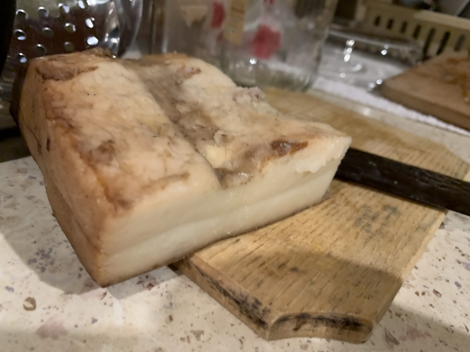 Tăieței cu brânză dulce și jumări din slănină afumată