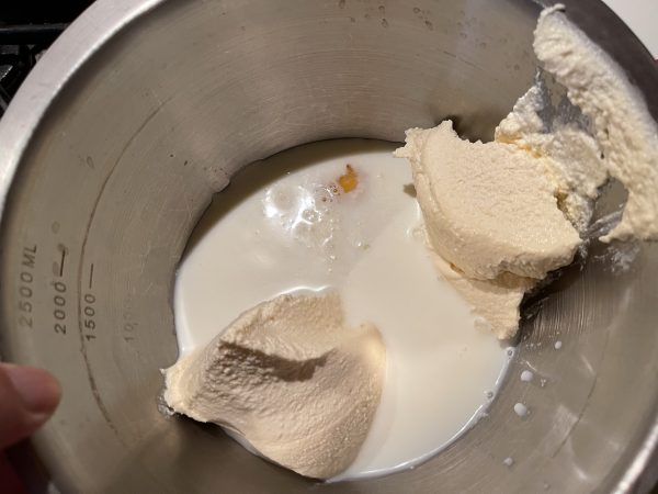 Smântână dulce cu lapte și ou, pregătite pentru ciorba de burtă